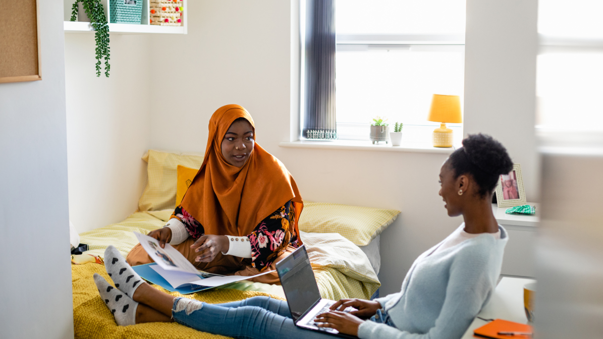 Industry_Marketing_Article_Accommodation_Strategies_For_Lasting_Brand_Recognition_Image_2 Two students sat on a bed talking